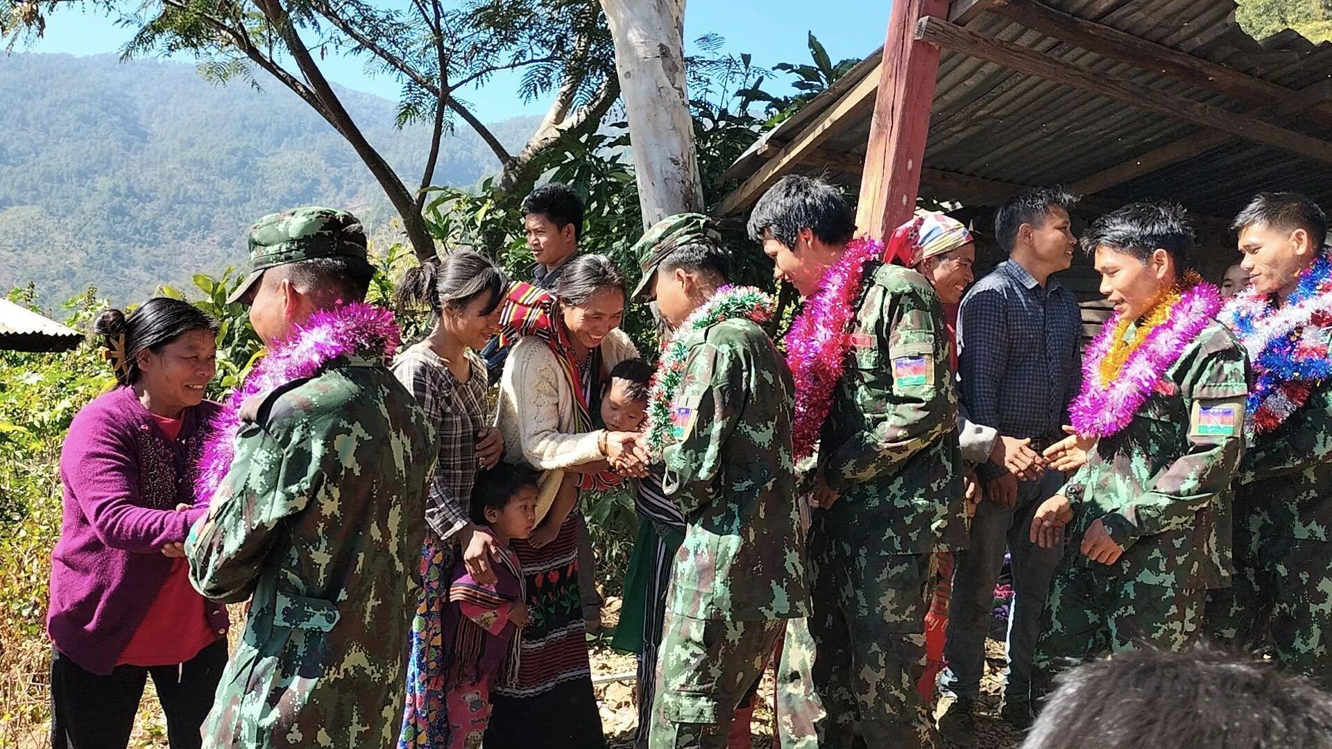 (အောင်ပွဲရ CDFမင်းတပ်ရဲဘော်များအား ပြည်သူများက ကြိုဆိုနေကြစဥ်။ ဓာတ်ပုံ - Salai Naing Hung)