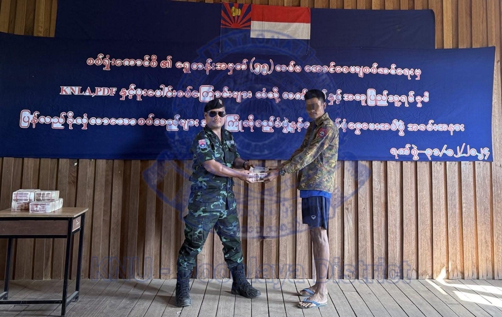 (ရှေ့တန်းအမှတ်(၅၅)တပ်မ၊ အောင်ဇေယျစစ်ဆင်ရေးမှ အလင်းဝင်လာသူများအား ကြိုဆိုပွဲပြုလုပ်နေစဉ်။ ဓာတ်ပုံ - KNU)