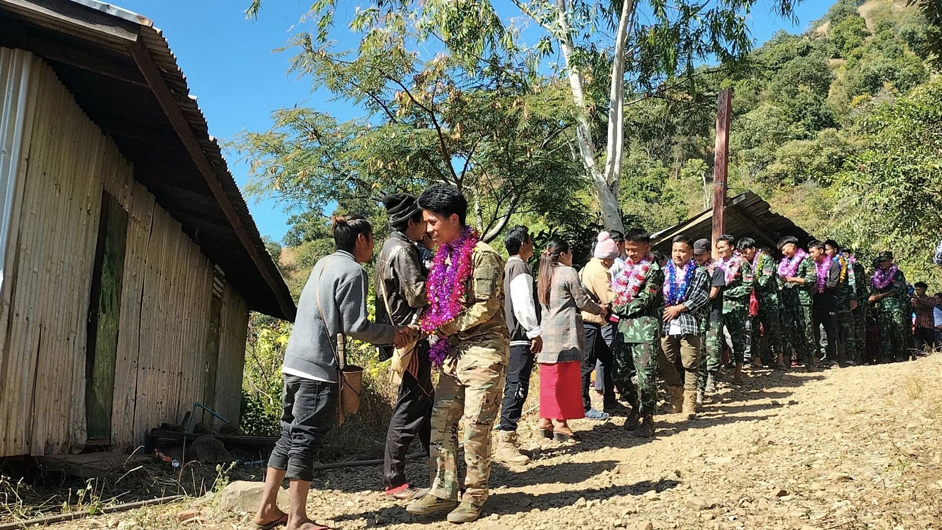 (အောင်ပွဲရ CDFမင်းတပ်ရဲဘော်များအား ပြည်သူများက ကြိုဆိုနေကြစဥ်။ ဓာတ်ပုံ - Salai Naing Hung)