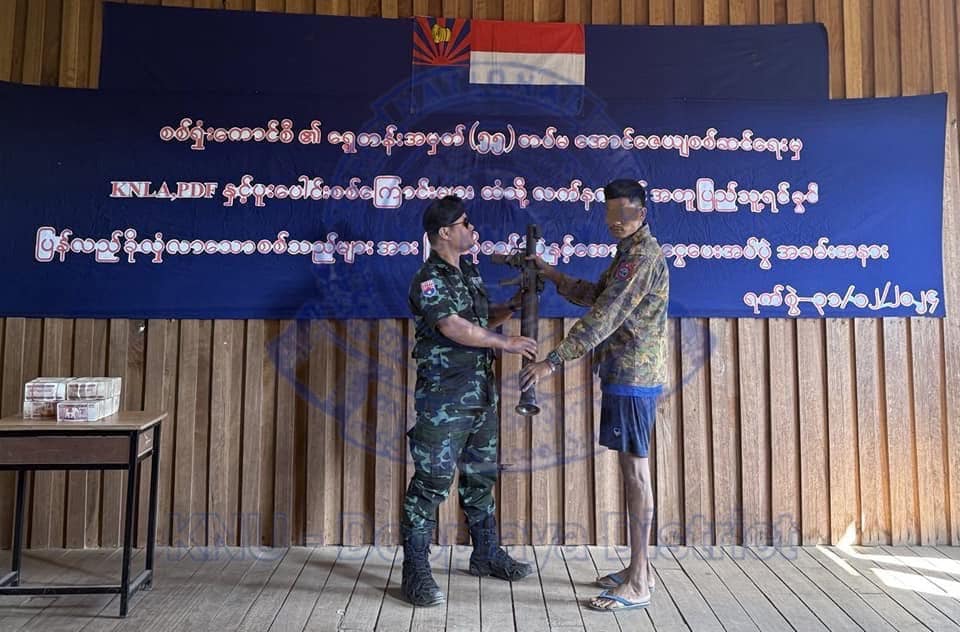 (ရှေ့တန်းအမှတ်(၅၅)တပ်မ၊ အောင်ဇေယျစစ်ဆင်ရေးမှ အလင်းဝင်လာသူများအား ကြိုဆိုပွဲပြုလုပ်နေစဉ်။ ဓာတ်ပုံ - KNU)