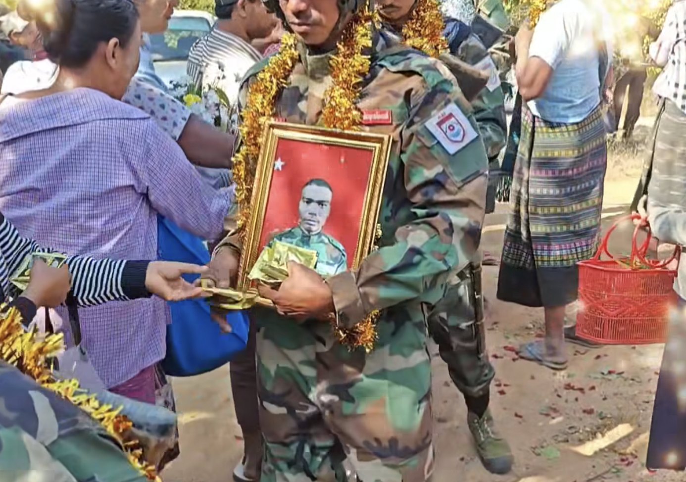 အောင်ပွဲပြန် မုံရွာခရိုင်ရင်း(၃)က မင်းတပ်မြို့သိမ်းတိုက်ပွဲအတွင်းကျဆုံးခဲ့သည့် PDF ရဲဘော်များ၏ဓာတ်ပုံများ ကိုင်ဆောင်ဂုဏ်ပြု