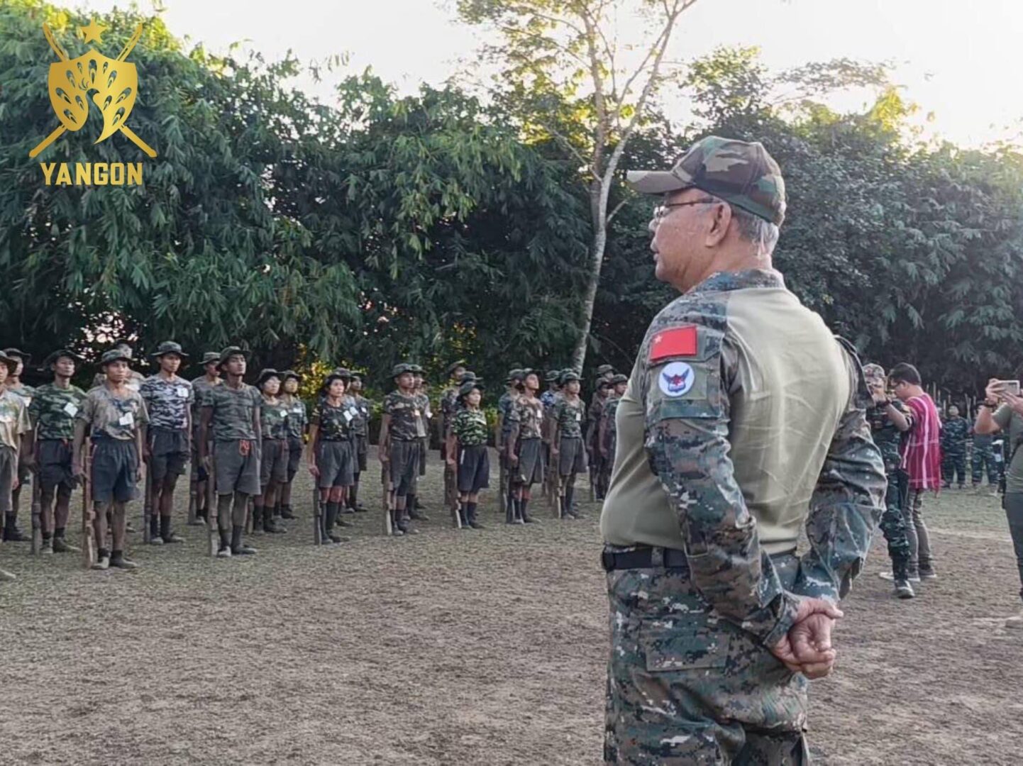 (PDF တပ်ရင်း၊တပ်ဖွဲ့များမှ ရဲဘော်များအား လိုက်လံတွေ့ရသော ပြည်ထောင်စုဝန်ကြီးချုပ်။ ဓာတ်ပုံ - NUG၊ရန်ကုန်တိုင်း စစ်ဒေသ)