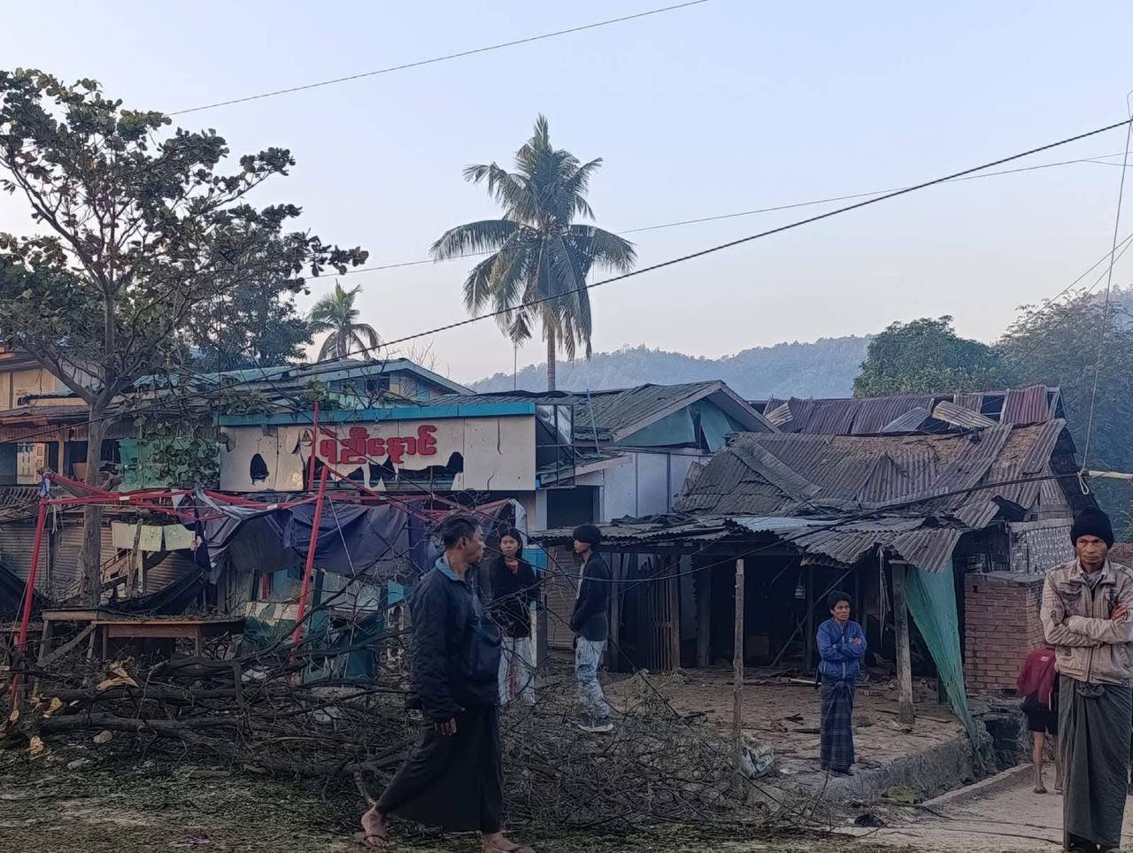 (သပိတ်ကျင်းမြို့နယ် ချောင်းကြီးရွာကို စစ်တပ်လေကြောင်းတိုက်ခိုက်လို့ ပျက်စီးမှုတွေကို တွေ့ရစဉ်။ ဓာတ်ပုံ - CJ)