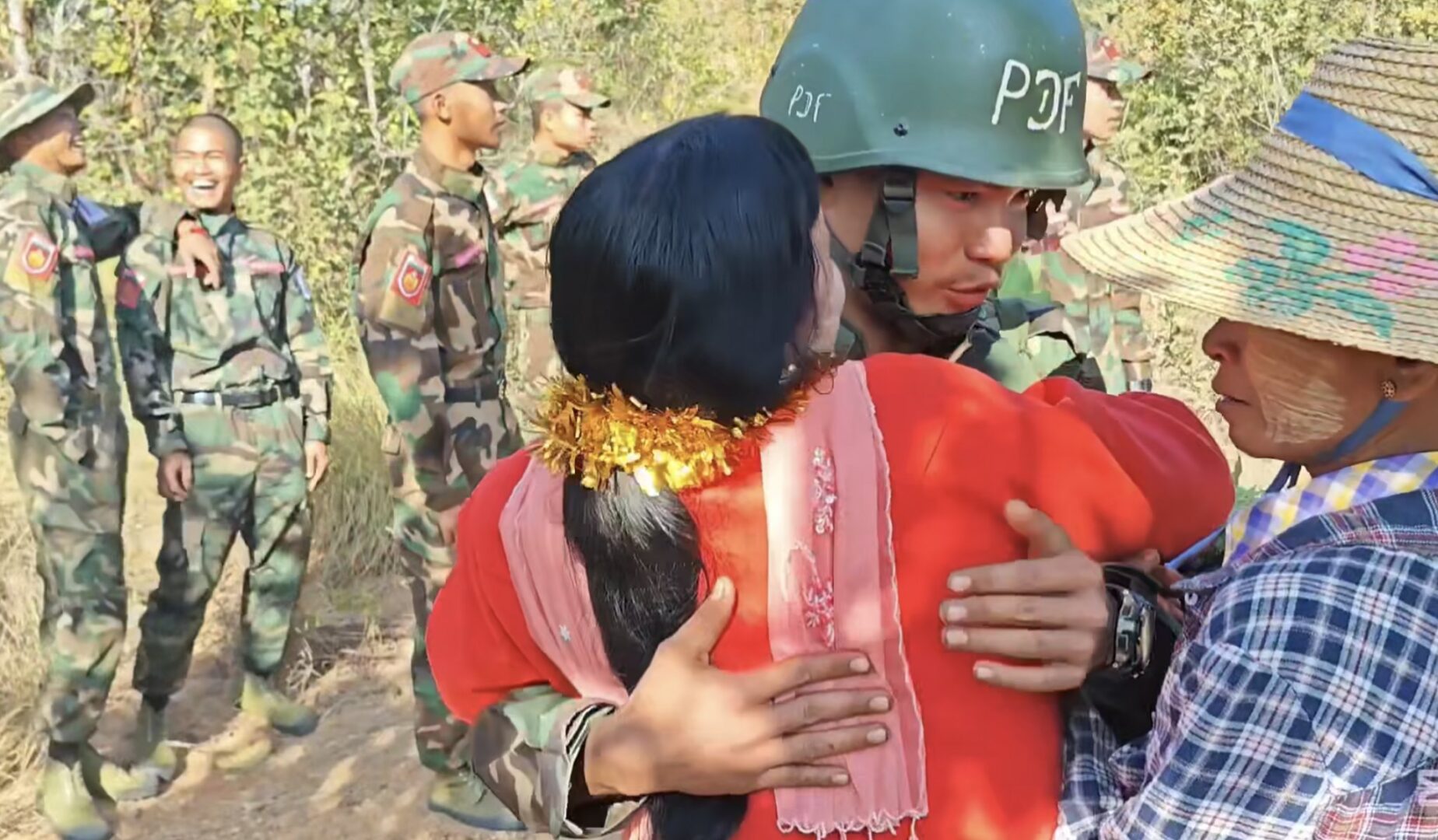 အောင်ပွဲပြန် မုံရွာခရိုင်ရင်း(၃)က မင်းတပ်မြို့သိမ်းတိုက်ပွဲအတွင်းကျဆုံးခဲ့သည့် PDF ရဲဘော်များ၏ဓာတ်ပုံများ ကိုင်ဆောင်ဂုဏ်ပြု