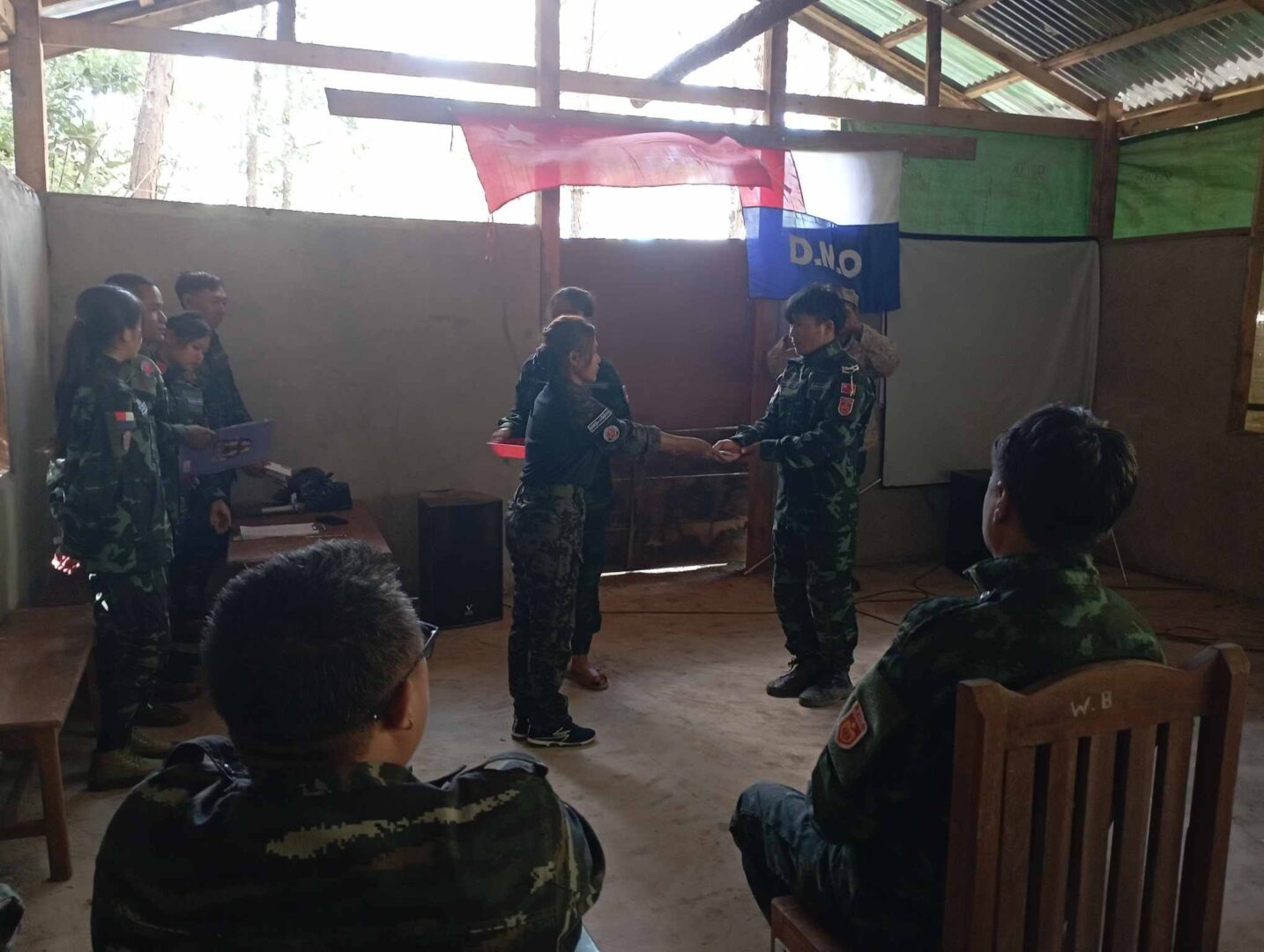 (တိုက်ပွဲများအတွင်း ထိခိုက်ဒဏ်ရာရရှိခဲ့သော ရဲဘော်များအား ထောက်ပံငွေပေးအပ်နေစဉ်။ ဓာတ်ပုံ - DMO Local PDF)