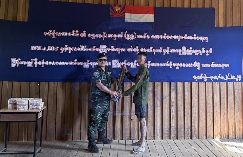 (ရှေ့တန်းအမှတ်(၅၅)တပ်မ၊ အောင်ဇေယျစစ်ဆင်ရေးမှ အလင်းဝင်လာသူများအား ကြိုဆိုပွဲပြုလုပ်နေစဉ်။ ဓာတ်ပုံ - KNU)