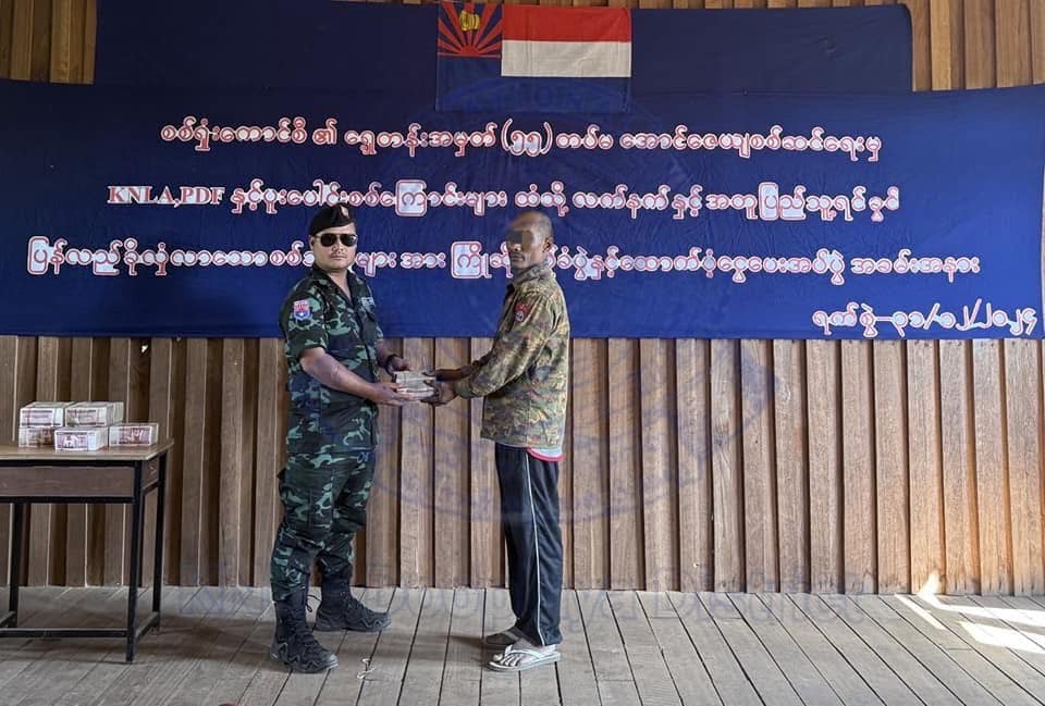 (ရှေ့တန်းအမှတ်(၅၅)တပ်မ၊ အောင်ဇေယျစစ်ဆင်ရေးမှ အလင်းဝင်လာသူများအား ကြိုဆိုပွဲပြုလုပ်နေစဉ်။ ဓာတ်ပုံ - KNU)