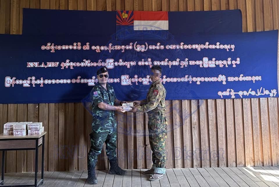 (ရှေ့တန်းအမှတ်(၅၅)တပ်မ၊ အောင်ဇေယျစစ်ဆင်ရေးမှ အလင်းဝင်လာသူများအား ကြိုဆိုပွဲပြုလုပ်နေစဉ်။ ဓာတ်ပုံ - KNU)