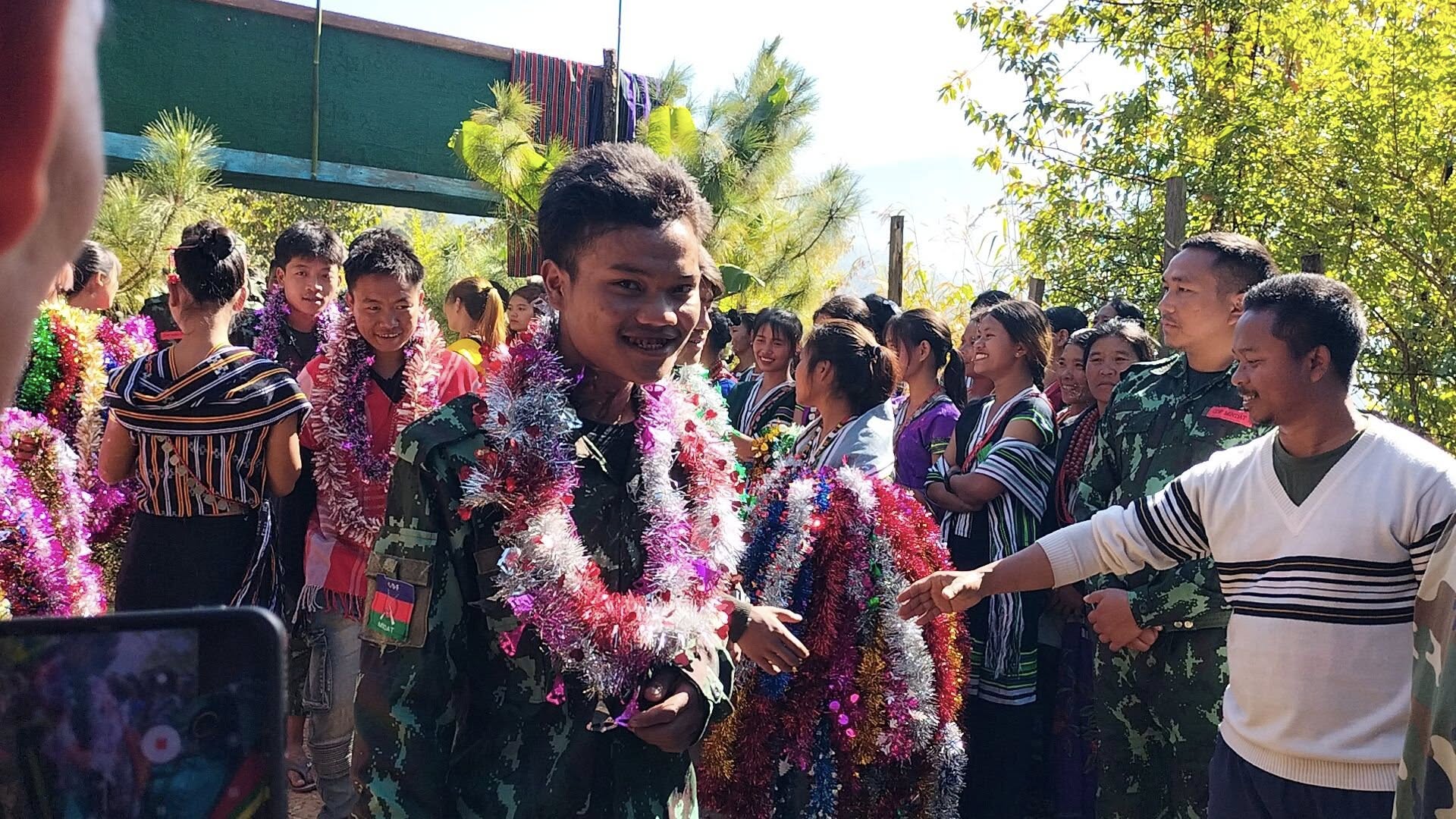 (အောင်ပွဲရ CDFမင်းတပ်ရဲဘော်များအား ပြည်သူများက ကြိုဆိုနေကြစဥ်။ ဓာတ်ပုံ - Salai Naing Hung)