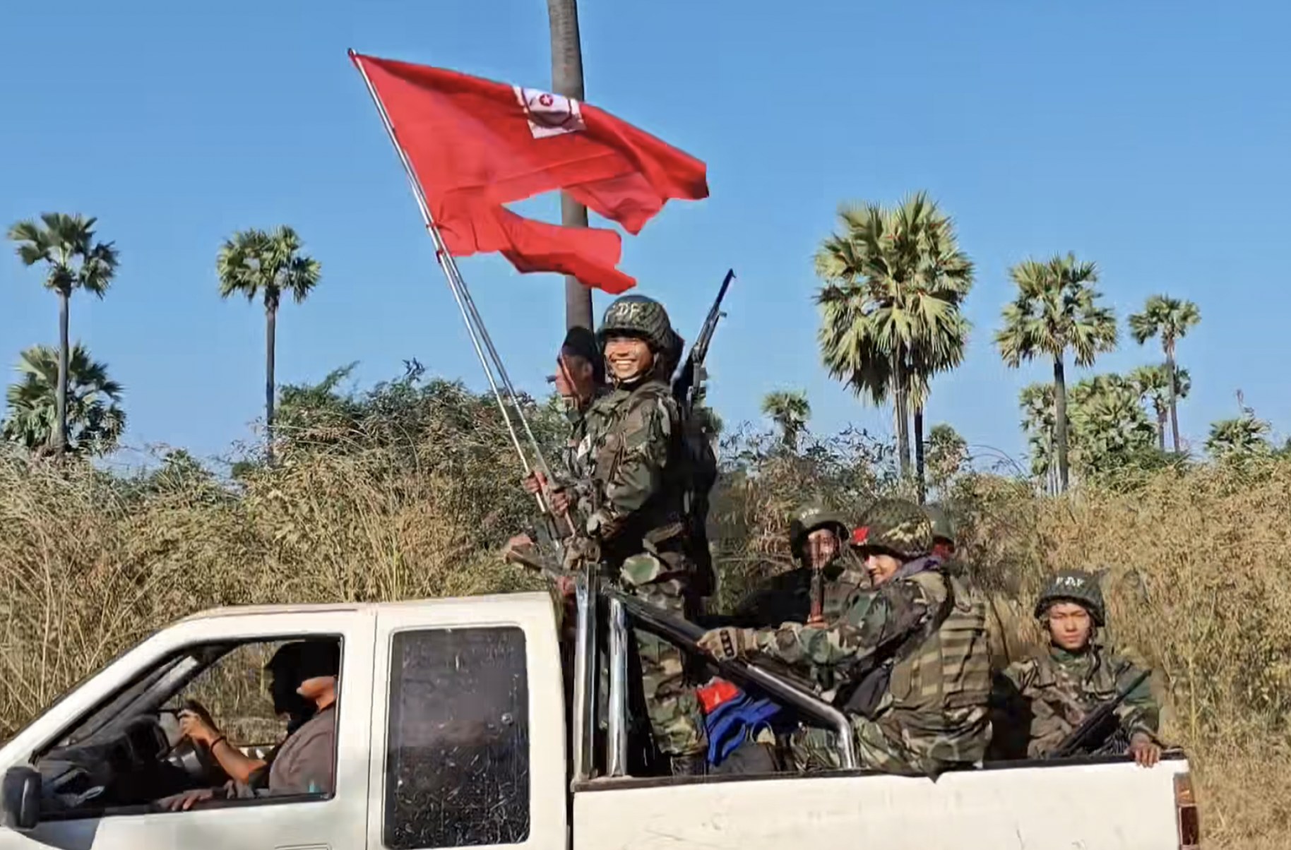 အောင်ပွဲပြန် မုံရွာခရိုင်ရင်း(၃)က မင်းတပ်မြို့သိမ်းတိုက်ပွဲအတွင်းကျဆုံးခဲ့သည့် PDF ရဲဘော်များ၏ဓာတ်ပုံများ ကိုင်ဆောင်ဂုဏ်ပြု