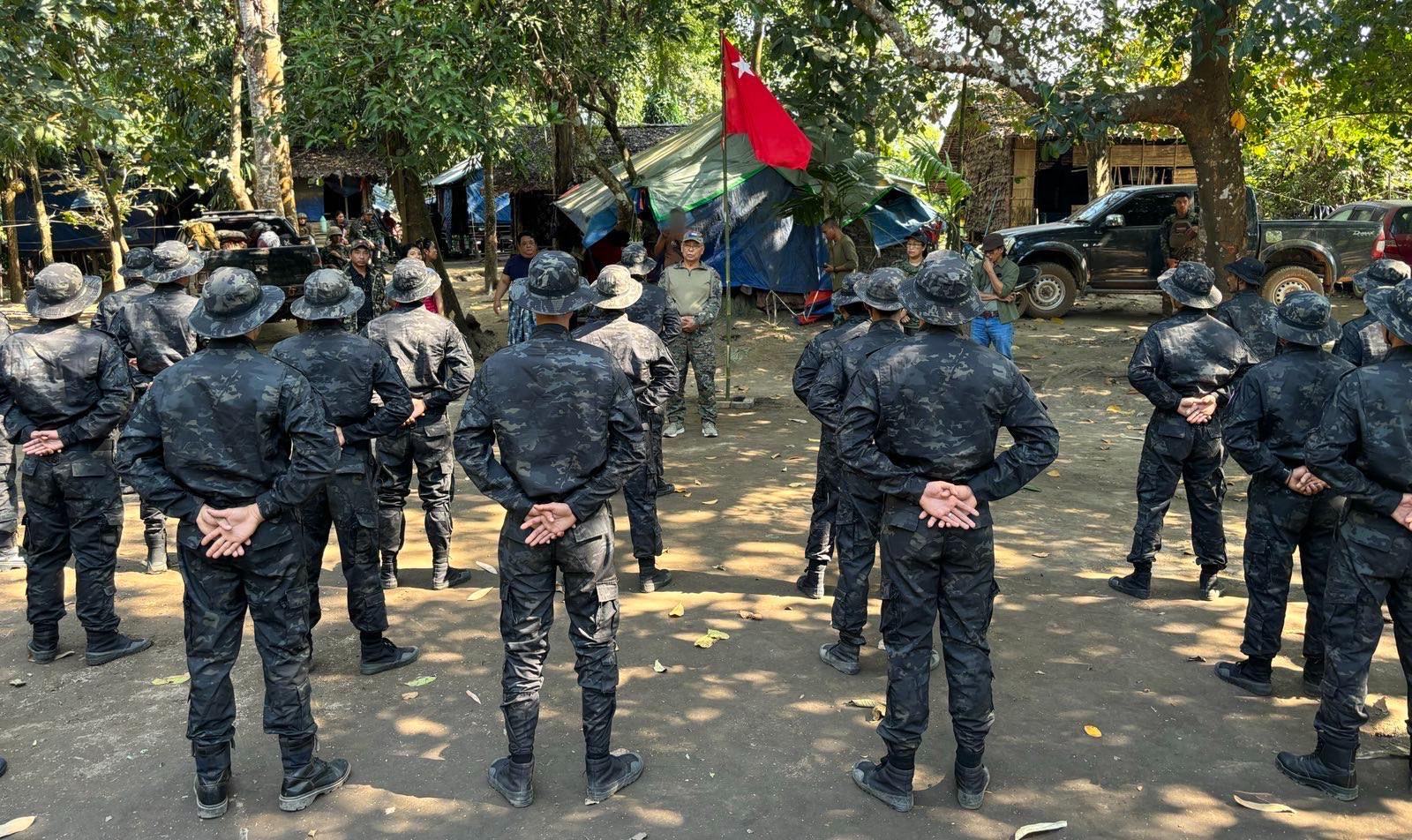 (ပြီးခဲ့သည့်ရက်ပိုင်းက PDFတပ်ရင်းများထံ သွားရောက်တွေ့ဆုံနေသည့် ပြည်ထောင်စုဝန်ကြီးချုပ်အား တွေ့ရစဉ်။ ဓာတ်ပုံ - Mahn Winn Khaing Thann - Prime Minister of NUG)