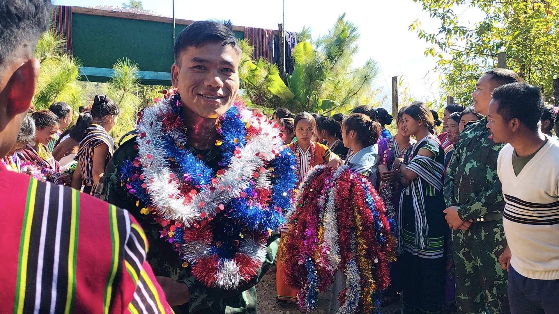 (အောင်ပွဲရ CDFမင်းတပ်ရဲဘော်များအား ပြည်သူများက ကြိုဆိုနေကြစဥ်။ ဓာတ်ပုံ - Salai Naing Hung)