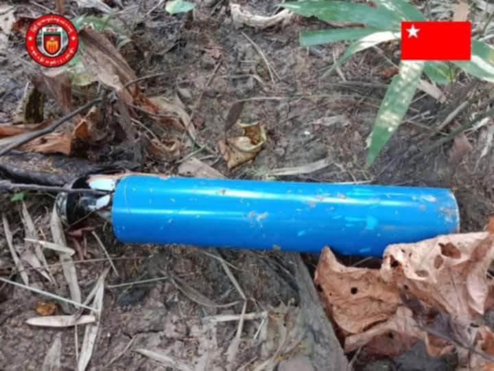 စစ်တပ်အသုံးပြုသော ကာမီကာဇေ ဒရုန်းအစိပ်အပိုင်းအချို့နှင့် မပေါက်ကွဲသေးသည့် ဗုံးတစ်ခုကိုတွေ့ရစဥ်။ ဓာတ်ပုံ - သရက်ခရိုင် PDF တပ်ရင်း(၄)