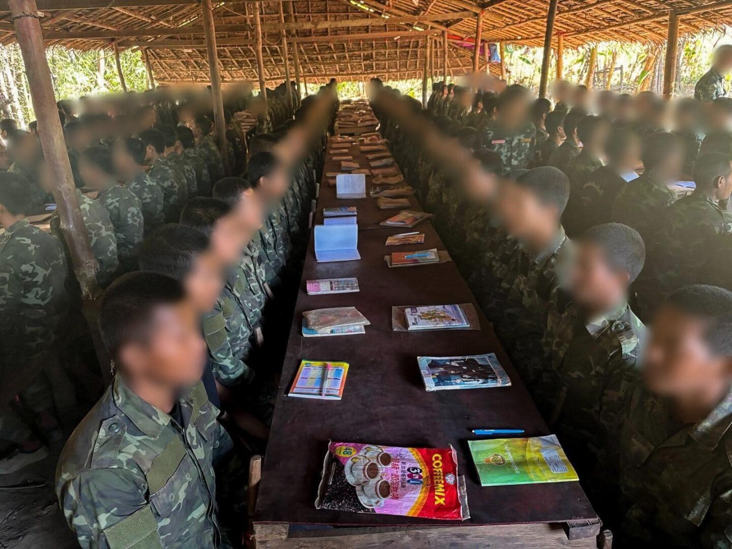 (PDF တပ်ရင်း၊တပ်ဖွဲ့များမှ ရဲဘော်များအား လိုက်လံတွေ့ရသော ပြည်ထောင်စုဝန်ကြီးချုပ်။ ဓာတ်ပုံ - NUG၊ရန်ကုန်တိုင်း စစ်ဒေသ)
