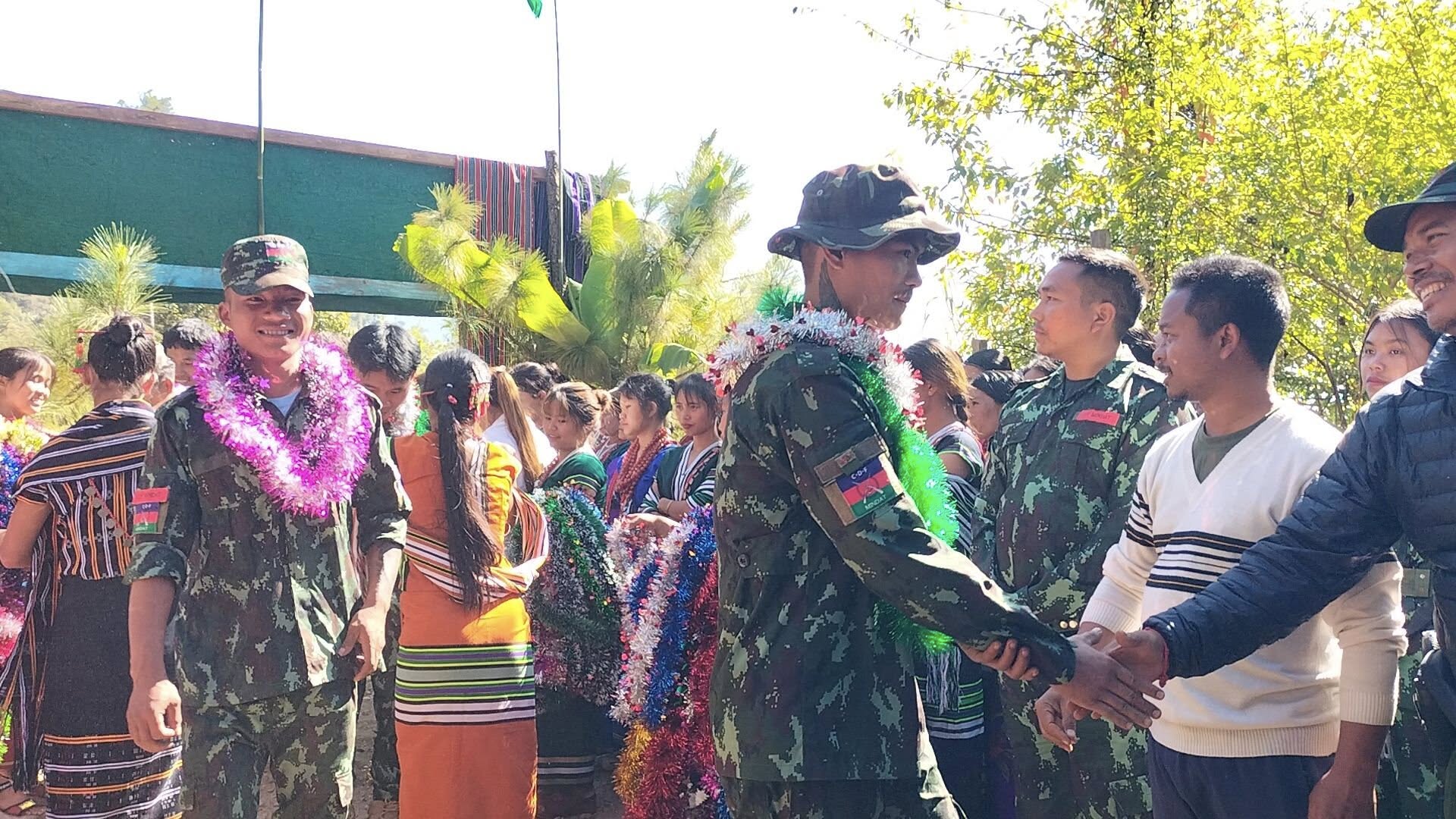 (အောင်ပွဲရ CDFမင်းတပ်ရဲဘော်များအား ပြည်သူများက ကြိုဆိုနေကြစဥ်။ ဓာတ်ပုံ - Salai Naing Hung)