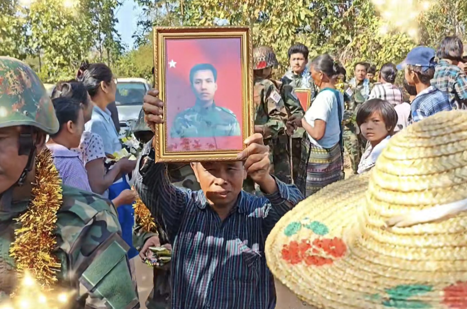 အောင်ပွဲပြန် မုံရွာခရိုင်ရင်း(၃)က မင်းတပ်မြို့သိမ်းတိုက်ပွဲအတွင်းကျဆုံးခဲ့သည့် PDF ရဲဘော်များ၏ဓာတ်ပုံများ ကိုင်ဆောင်ဂုဏ်ပြု