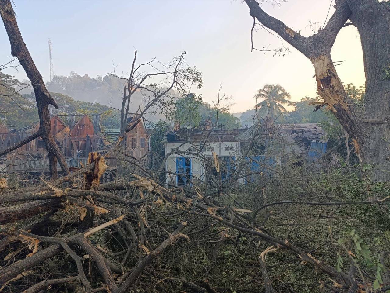 (သပိတ်ကျင်းမြို့နယ် ချောင်းကြီးရွာကို စစ်တပ်လေကြောင်းတိုက်ခိုက်လို့ ပျက်စီးမှုတွေကို တွေ့ရစဉ်။ ဓာတ်ပုံ - CJ)