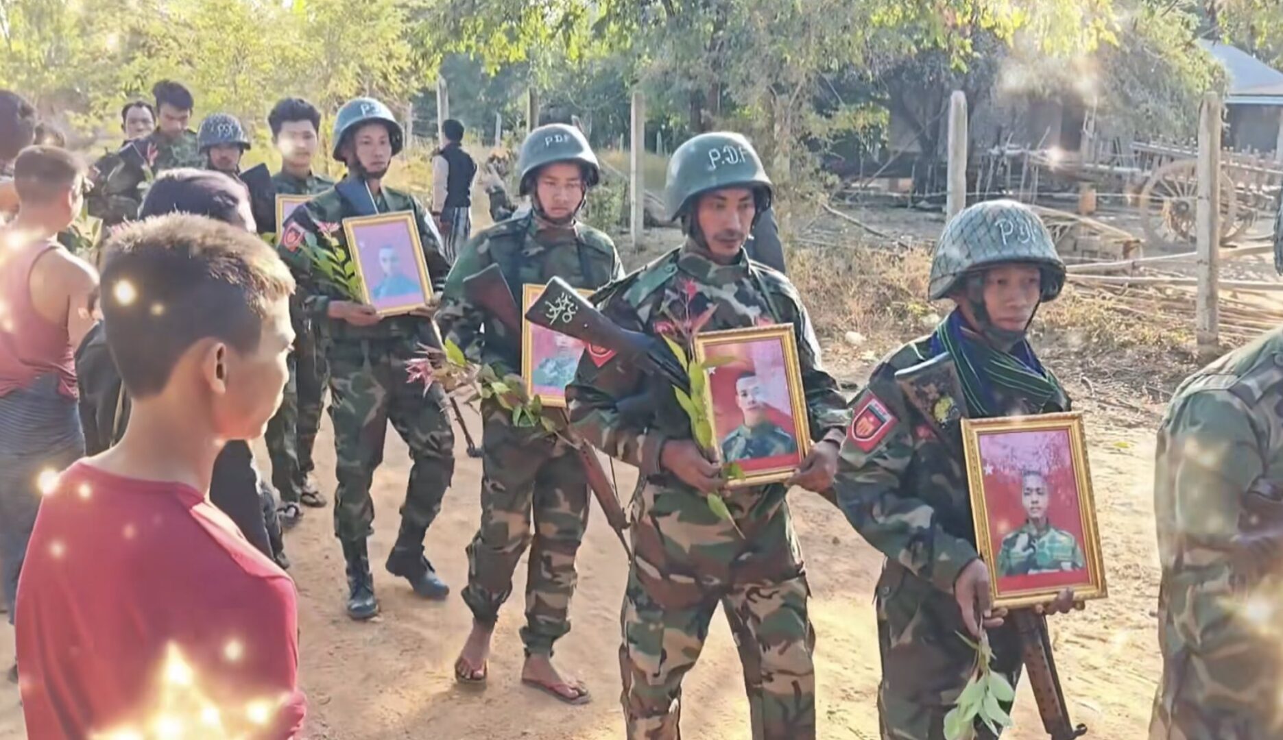 အောင်ပွဲပြန် မုံရွာခရိုင်ရင်း(၃)က မင်းတပ်မြို့သိမ်းတိုက်ပွဲအတွင်းကျဆုံးခဲ့သည့် PDF ရဲဘော်များ၏ဓာတ်ပုံများ ကိုင်ဆောင်ဂုဏ်ပြု