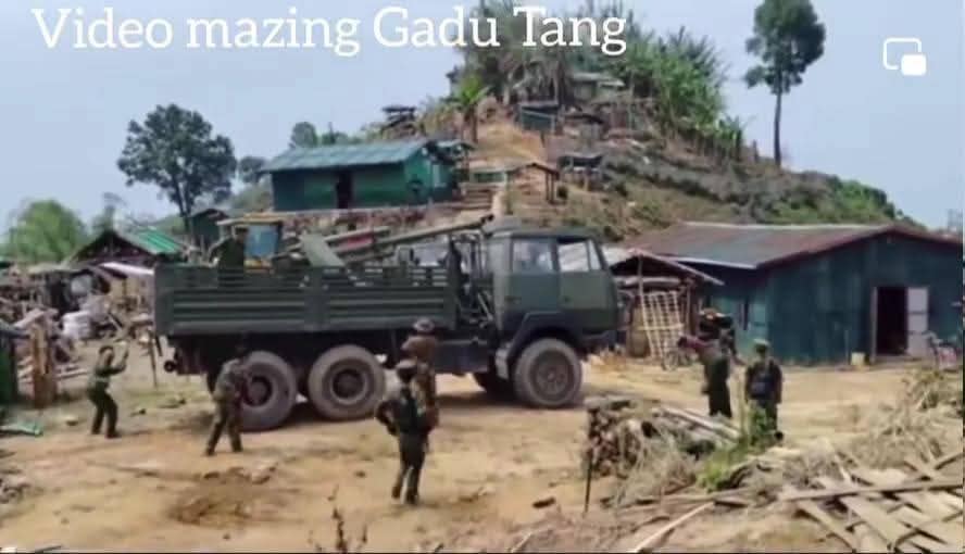(မံစီမြို့သိမ်းတိုက်ပွဲအတွင်းမှ သိမ်းရသော လက်နက်ခဲယမ်းများနှင့် KIAရဲဘော်များ။ ဓာတ်ပုံ - File)