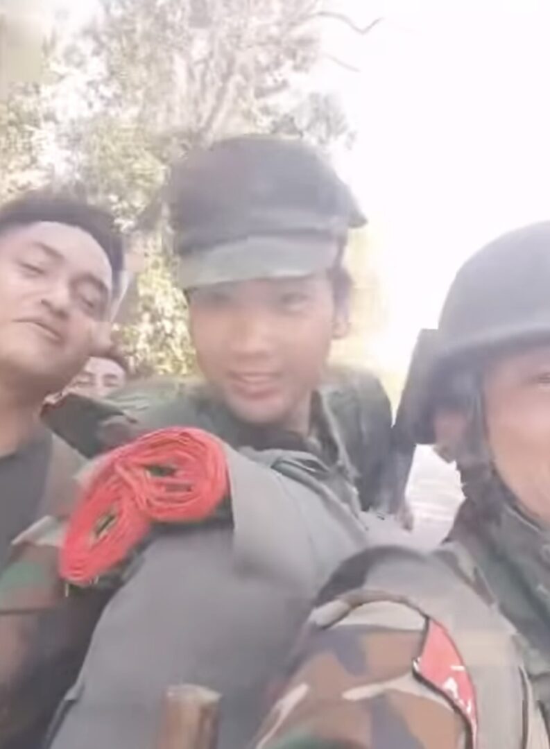 (မံစီမြို့သိမ်းတိုက်ပွဲအတွင်းမှ သိမ်းရသော လက်နက်ခဲယမ်းများနှင့် KIAရဲဘော်များ။ ဓာတ်ပုံ - File)