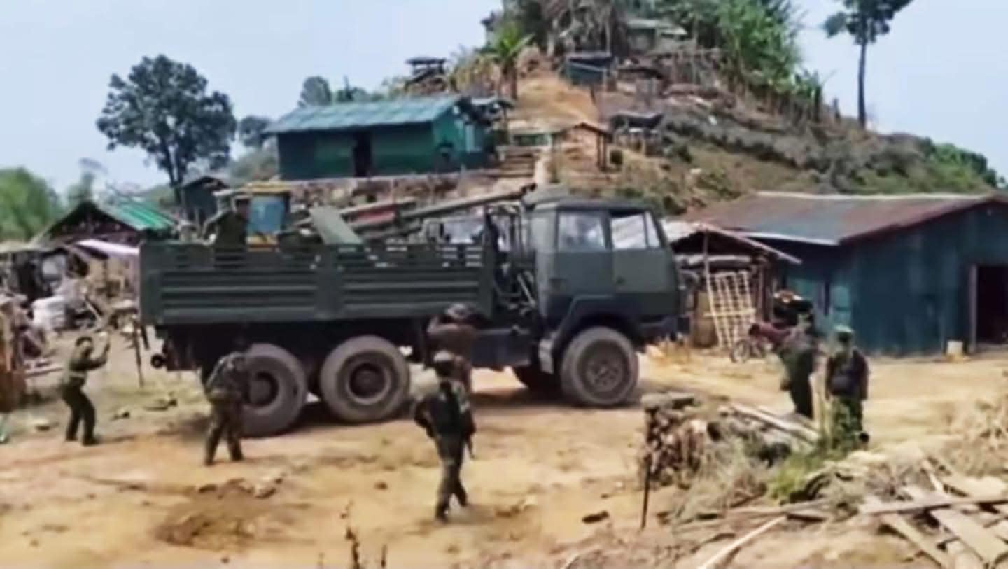 (မံစီမြို့သိမ်းတိုက်ပွဲအတွင်းမှ သိမ်းရသော လက်နက်ခဲယမ်းများနှင့် KIAရဲဘော်များ။ ဓာတ်ပုံ - File)