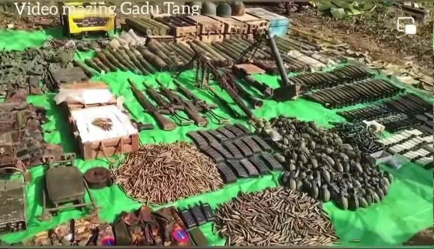 (မံစီမြို့သိမ်းတိုက်ပွဲအတွင်းမှ သိမ်းရသော လက်နက်ခဲယမ်းများနှင့် KIAရဲဘော်များ။ ဓာတ်ပုံ - File)