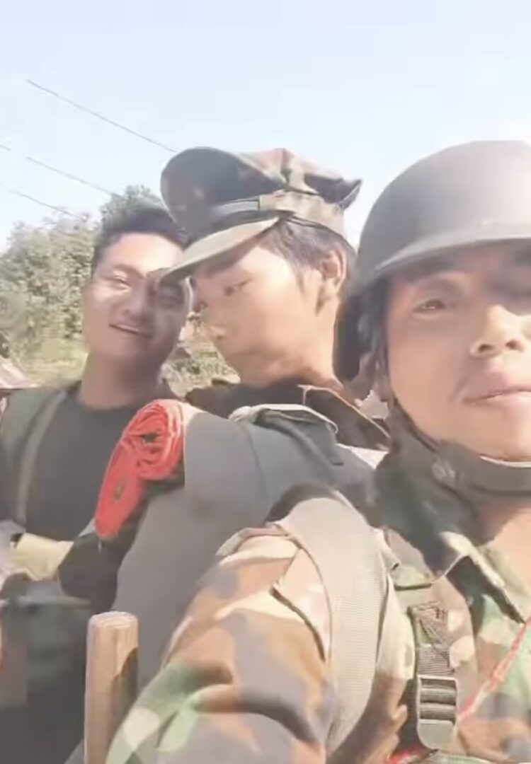(မံစီမြို့သိမ်းတိုက်ပွဲအတွင်းမှ သိမ်းရသော လက်နက်ခဲယမ်းများနှင့် KIAရဲဘော်များ။ ဓာတ်ပုံ - File)