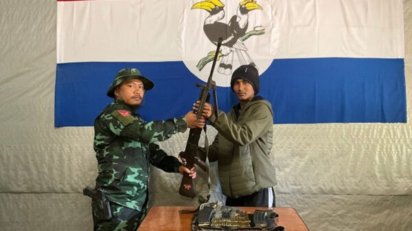 (ဟားခါးမြို့နယ် ချင်းဒေသကာကွယ်ရေးတပ်ဖွဲ့(CDF)ထံ စစ်ကောင်စီ၏ ပြည်သူ့စစ်များအား တွေ့ရစဉ်။ ဓာတ်ပုံ - ဟားခါး CDF)