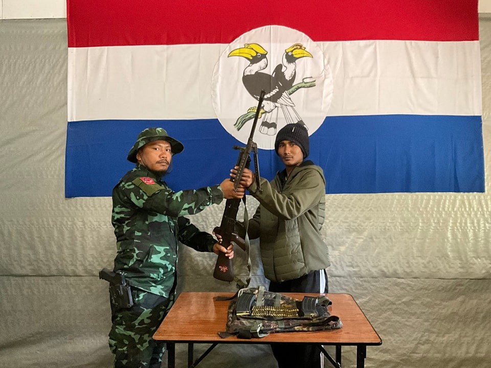 (ဟားခါးမြို့နယ် ချင်းဒေသကာကွယ်ရေးတပ်ဖွဲ့(CDF)ထံ စစ်ကောင်စီ၏ ပြည်သူ့စစ်များအား တွေ့ရစဉ်။ ဓာတ်ပုံ - ဟားခါး CDF)
