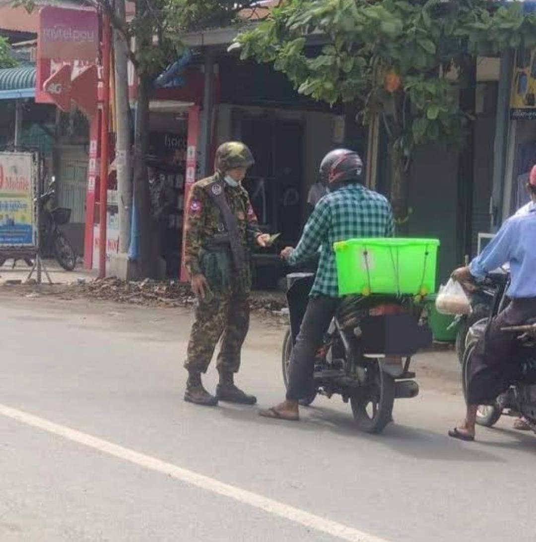 မန္တလေးမှာ စစ်ကောင်စီတပ်ဖွဲ့ဝင်တစ်ဦးက စစ်ဆေးနေပုံ (ပုံဟောင်း)