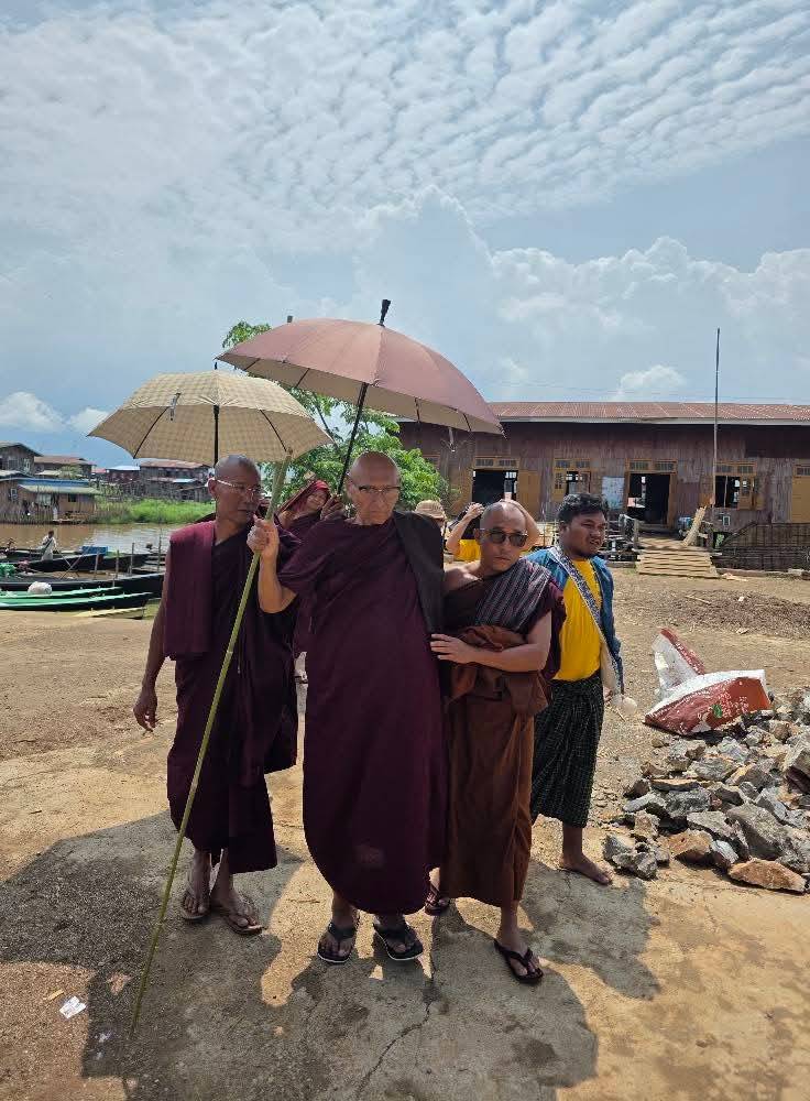 ရွှေညဝါ ဆရာတော်က ကျန်းမာရေးမကောင်းတဲ့ကြားမှ စစ်ကိုင်းငလျင်ဒဏ်ကိုဆိုးရွားစွာခံခဲ့ရတဲ့ အင်းလေးဒေသကို ၂၀၂၅ မေလကကြွရောက် ကူညီခဲ့စဥ် ။