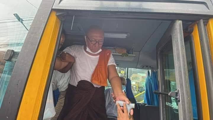 ထောင်က ပြန်လွတ်လာသည့် ရွှေညဝါ ဆရာတော်